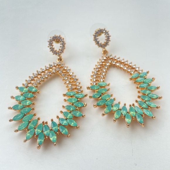 ⭐️ HOST PICK ⭐️ Fancy emerald teardrop earrings - Picture 4 of 6